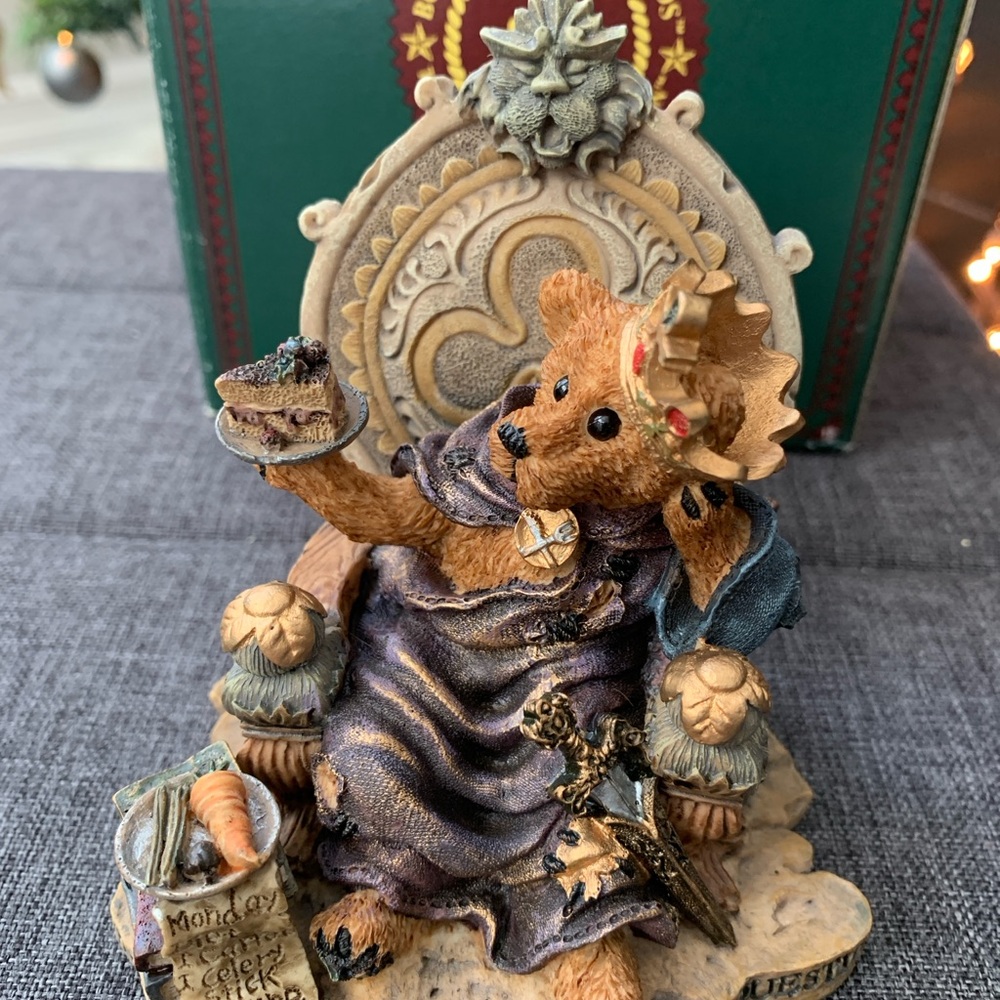 Vintage 1997 Boyds Bears Prince Hamalot  Figurine with Crown and Cake